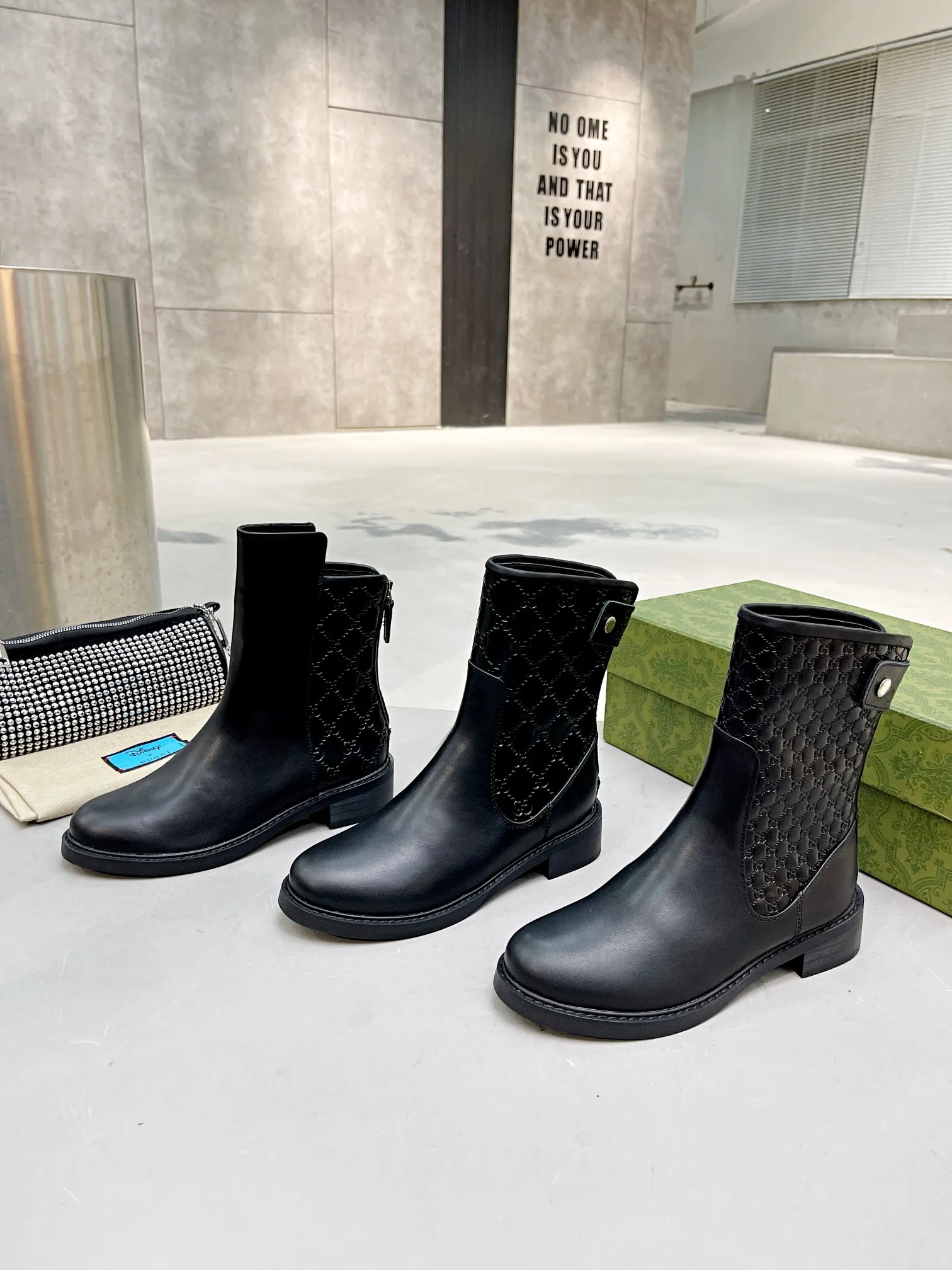👟👟Ex-factory price 600👟👟 Gucci | Gucci short boots small embossed model ²⁰²¹𝐬𝐬 ⭐️ G home main series classic full cowhide printed embossing original classic never goes out of style 👟👟representative of classic hot style double G embossed As an iconic symbol of the brand with a distinctive style, each logo contains the brand's unique historical heritage and value pursuit, interpreting the fashionable and timeless aesthetic concept with enduring charm. Classic brand logo, brand spirit. ❥Gucci purchasing agent level! Full of high-end feel! This is a popular model among bloggers at home and abroad. It makes your feet look slender. It feels so beautiful on your feet! Upper: Original calfskin Lining: Imported sheepskin lining Outsole: Original molded outsole Shoe shaft height: 25cm Heel height: 4cm Shoe size: 35-39 (34, 40, 41 can be customized) Packaging: Original high-end full set of green packaging